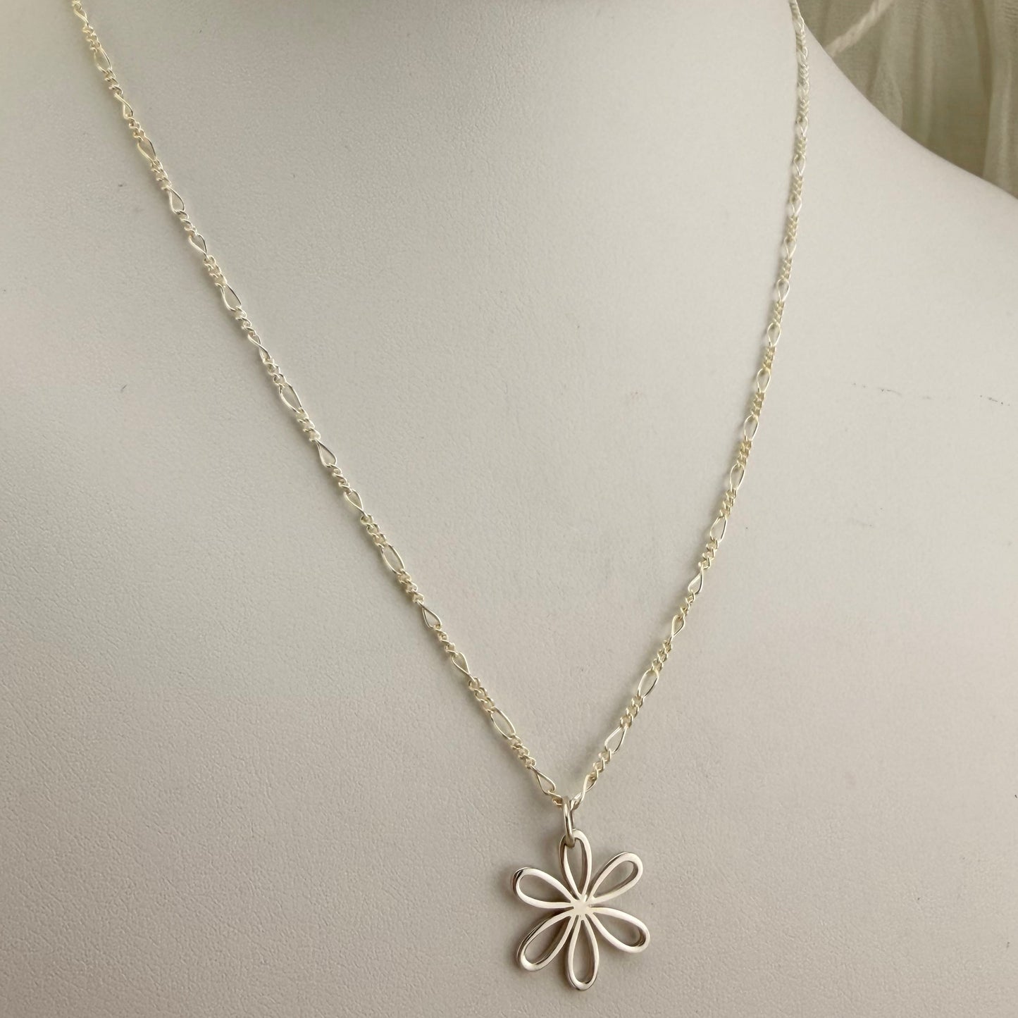 Necklace: Dainty Daisy