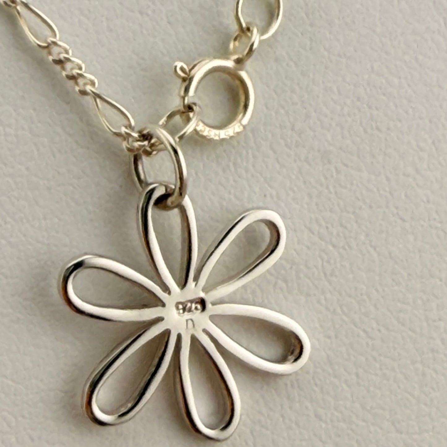 Necklace: Dainty Daisy
